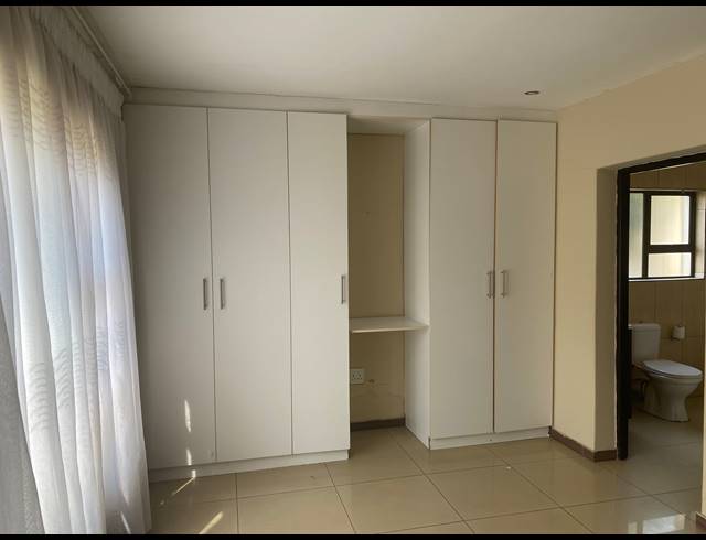 6 BEDROOM FREEHOLD FOR SALE IN SONNEVELD